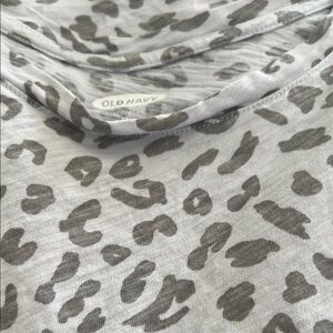Old Navy Gray Animal Print Tee